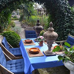 Geniet van een sfeervol terras bij Vakantiehuisje in Sleeuwijk, Hart van Brabant, Noord Brabant, omringd door groene natuur.