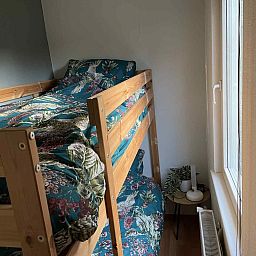 Moderne binnenruimte van NB085 vakantiehuis in Vinkel, met uitzicht op de natuur van Noord Brabant.