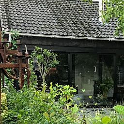 Rustiek terras bij Vakantiehuisje in Gemonde, gelegen in het hart van Noord Brabant.