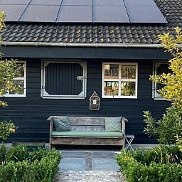 Zonnige veranda bij Vakantiehuisje in Gemonde, ideaal voor ontspanning in Noord Brabant.