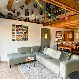 Gezellige woonkamer met houten balken in Vakantiehuisje in Gemonde, Noord Brabant.