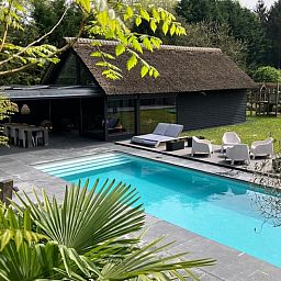 Geniet van luxe ontspanning bij Huisje in Boxtel, een vakantiehuis met zwembad in het hart van Brabant, omgeven door natuur.