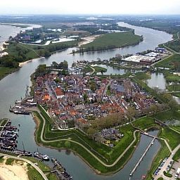 Luftaufnahme von Woudrichem, Herz von Brabant, in der Naehe von Haus in Woudrichem, Nordbrabant.
