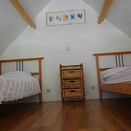 Gemuetliches Schlafzimmer mit Holzbetten im Ferienhaus in Loon op Zand, Hart van Brabant, Nordbrabant.