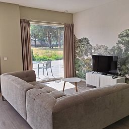 Modernes Wohnzimmer im Ferienhaus in De Moer, Hart van Brabant, Nordbrabant.