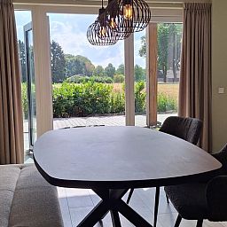 Esstisch mit Blick auf die Natur im Ferienhaus in De Moer, Nordbrabant.
