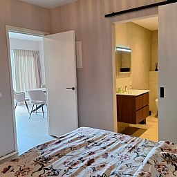 Bedroom with ensuite bathroom in Cottage in De Moer, vacation home in De Moer.