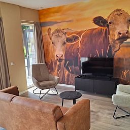 Gemuetliches Wohnzimmer in Cottage in De Moer, Ferienhaus in Hart van Brabant mit laendlicher Wanddekoration.