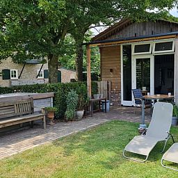 Ontspan op het terras van Vakantiehuisje in Tilburg, Noord Brabant.