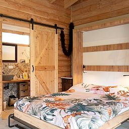 Sfeervolle slaapkamer in Huisje in Best, vakantiehuis in Best, Hart van Brabant, Noord Brabant, met houten interieur.