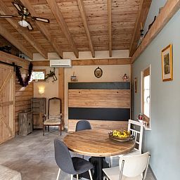 Gezellige binnenruimte van Huisje in Best, vakantiehuis in Best, Hart van Brabant, Noord Brabant, met houten details.
