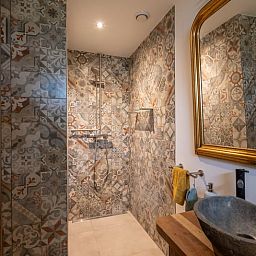 Stijlvolle badkamer in Huisje in Best, vakantiehuis in Best, Hart van Brabant, Noord Brabant, met mozaiektegels.
