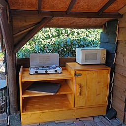 Buitenkoken bij Vakantiehuisje in Best, praktische buitenkeuken in Hart van Brabant, Noord Brabant.