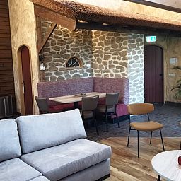 Unieke binnenruimte met rustieke stenen muur in Vakantiehuis in Schaijk, Noordoost Brabant.