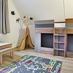Speelse kinderkamer in De Vers 6-persoons bungalow Overloon met stapelbed en speelhoek.