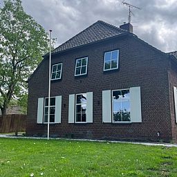 Authentiek vakantiehuis in Overloon, Noord Brabant, met charmante gevel en landelijke uitstraling.