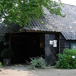 Authentieke schuur bij Vakantiehuis in Oeffelt, Noord Brabant, omgeven door groen en rust.