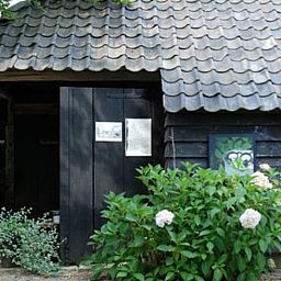 Gezellige buitenruimte bij Vakantiehuis in Oeffelt, Noordoost Brabant, met traditionele architectuur.