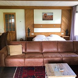 Ruime veranda van Vakantiehuisje in Cuijk, omgeven door groen in Noordoost Brabant, Noord Brabant.