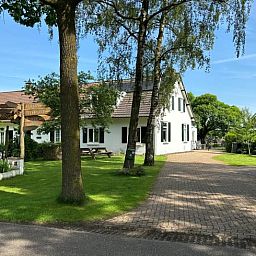Gemuetliches Cottage in Gemert, Nordost-Brabant, umgeben von Baeumen und Natur.