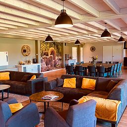 Gezellige binnenruimte van Huisje in Nistelrode, vakantiehuis in Noordoost Brabant met comfortabele zithoek en ruime eetkamer.