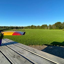 Geniet van de groene omgeving en speeltuin bij Huisje in Nistelrode, een vakantiehuis in Noordoost Brabant, Noord Brabant.