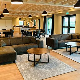 Ruime woonkamer van Huisje in Nistelrode, een vakantiehuis in Noordoost Brabant, met comfortabele banken en een moderne inrichting.