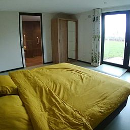 Slaapkamer met uitzicht in Vakantiehuis in Erp, Noord Brabant, en toegang tot terras.