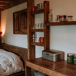 Eethoek met houten tafel in Huisje in Sint-Oedenrode, vakantiehuis Noord Brabant.