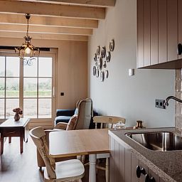 Gezellige binnenruimte van Vakantiehuis in Sint-Oedenrode, Noordoost Brabant, met uitzicht op de natuur vanuit de woonkamer.