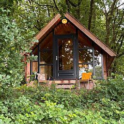 Huisje in Vortum Mullem, vakantiehuis in Vortum-Mullem, Noord-Brabant, verscholen tussen groene bomen voor ultieme rust.