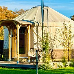 Modern bathroom in Holiday home in Ledeacker, equipped with shower and wooden finish.