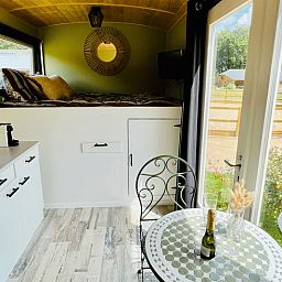 Gezellige binnenruimte van Huisje in Ledeacker, vakantiehuis in Noordoost Brabant met knusse zithoek en uitzicht op de groene omgeving.