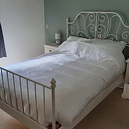 Gezellige slaapkamer in Vakantiehuisje in Keent, Noordoost Brabant. Comfortabel verblijf in Noord Brabant met rustieke charme.