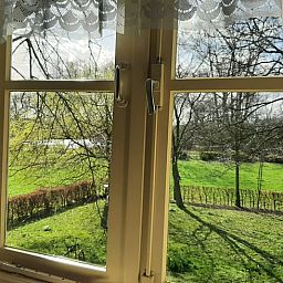 Uitzicht vanuit Vakantiehuisje in Keent, Noordoost Brabant, met groene natuur en serene omgeving.