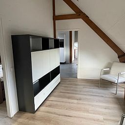 Binnenruimte van Vakantiehuis in Katwijk NB, Noordoost Brabant, met moderne inrichting en houten details voor een comfortabele verblijfservaring.