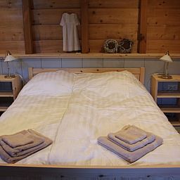 Gezellige slaapkamer in vakantiehuisje in Breda met houten interieur, West Brabant, Noord Brabant.