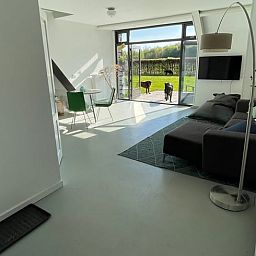 Lichte binnenruimte van Vakantiehuisje in Breda met uitzicht op tuin.