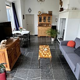 Gezellige woonkamer in Vakantiehuisje in Ossendrecht met antieke meubels.