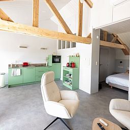 Gemuetlicher Innenbereich des Ferienhauses in Gilze, Westbrabant, mit moderner Kueche und gemuetlicher Sitzecke in Nordbrabant.