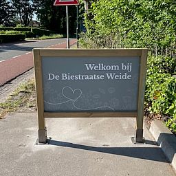 Geraeumige Kueche im Ferienhaus in Gilze, Westbrabant. Geniessen Sie die moderne Einrichtung und den hellen Innenraum in diesem Ferienhaus.