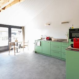 Geniessen Sie die Sonne auf der Terrasse des Ferienhauses in Gilze, gelegen im schoenen Westbrabant, Nordbrabant.