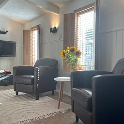 Stimmungsvolles Interieur des Huisje in Hoogerheide, Ferienhaus in Westbrabant mit Sonnenblumen und Holzakzenten.