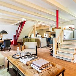 Ruime open keuken en eetkamer in vakantiehuis in Roosendaal, West Brabant.