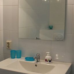 Badezimmer im Ferienhaus in Drimmelen, West-Brabant, mit stilvollem Waschbecken.