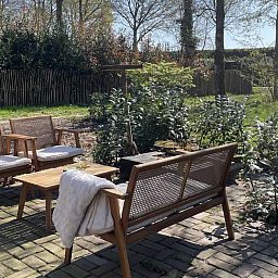 Gezellige eetkamer in vakantiehuis NB094, Molenschot, West Brabant, met veel natuurlijk licht.