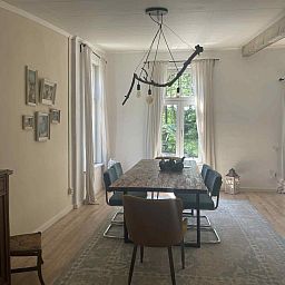 Eetkamer in NB094 vakantiehuis, Molenschot, met landelijke charme en uitzicht op de natuur.