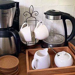 Ruime slaapkamer in vakantiehuis NB094, Molenschot, West Brabant, met grote ramen.