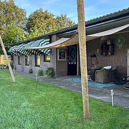 Veranda des Hauses in Sprundel, ein Ferienhaus in Nordbrabant mit rustikalem Charme.