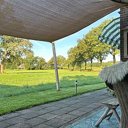 Terrasse von Cottage in Sprundel, einem Ferienhaus in Nordbrabant mit Blick auf die Landschaft.